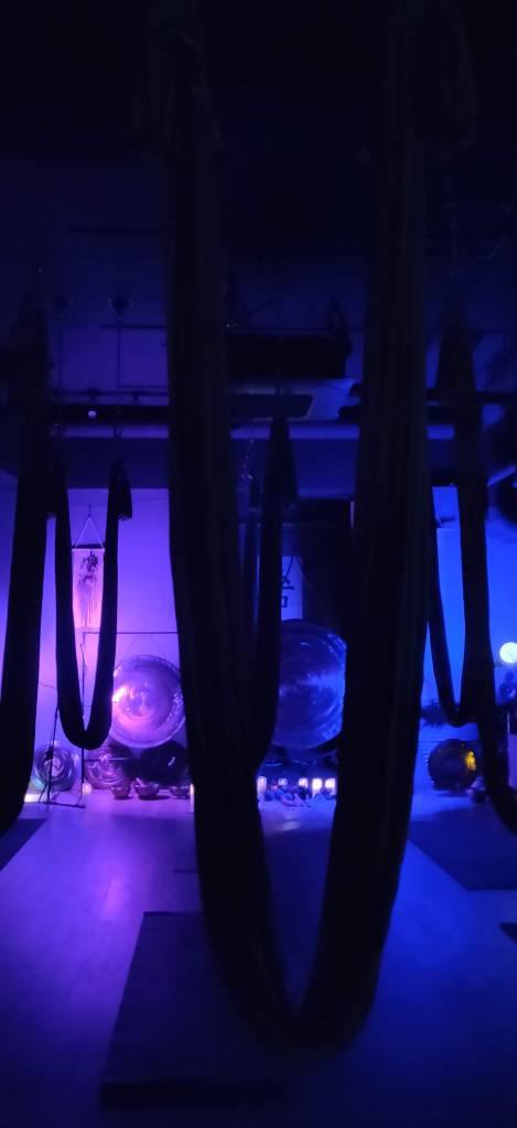 Vue d'ensemble de la salle de yoga, lumière bleue, hamac pour le yoga aérien. 

Photo: Emilie Fleury à The Flow Room Yoga Studio Itaewon Séoul Corée du Sud