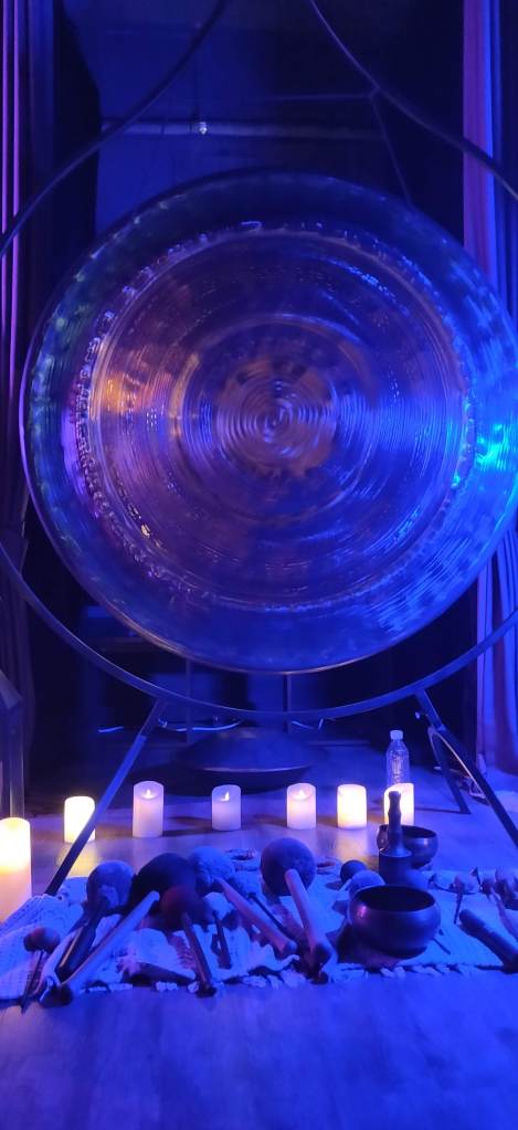 Un gong et ses bâtons dans une ambiance tamisée, lumière bleue. 

Photo: Emilie Fleury à The Flow Room Yoga Studio Itaewon Séoul Corée du Sud