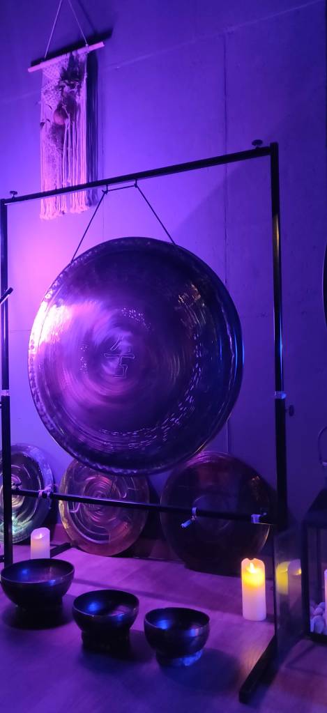 Un gong et des bols tibétains dans une ambiance tamisée, lumière bleue. Des bols et bougies sont aussi présents. 

Photo: Emilie Fleury à The Flow Room Yoga Studio Itaewon Séoul Corée du Sud